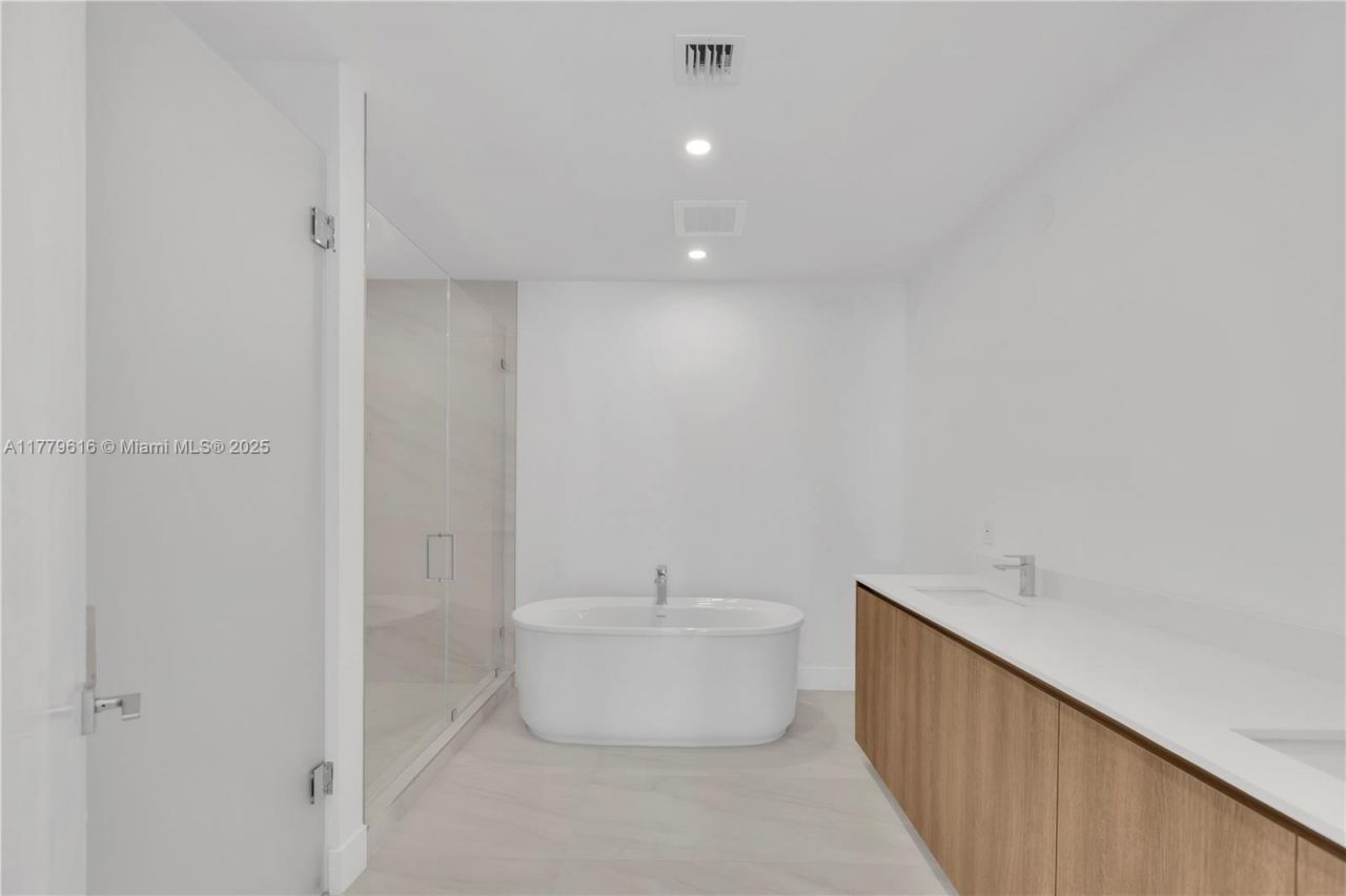 17550 Collins Avenue, Unit 1502, Sunny Isles Beach, FL 33160 Photo