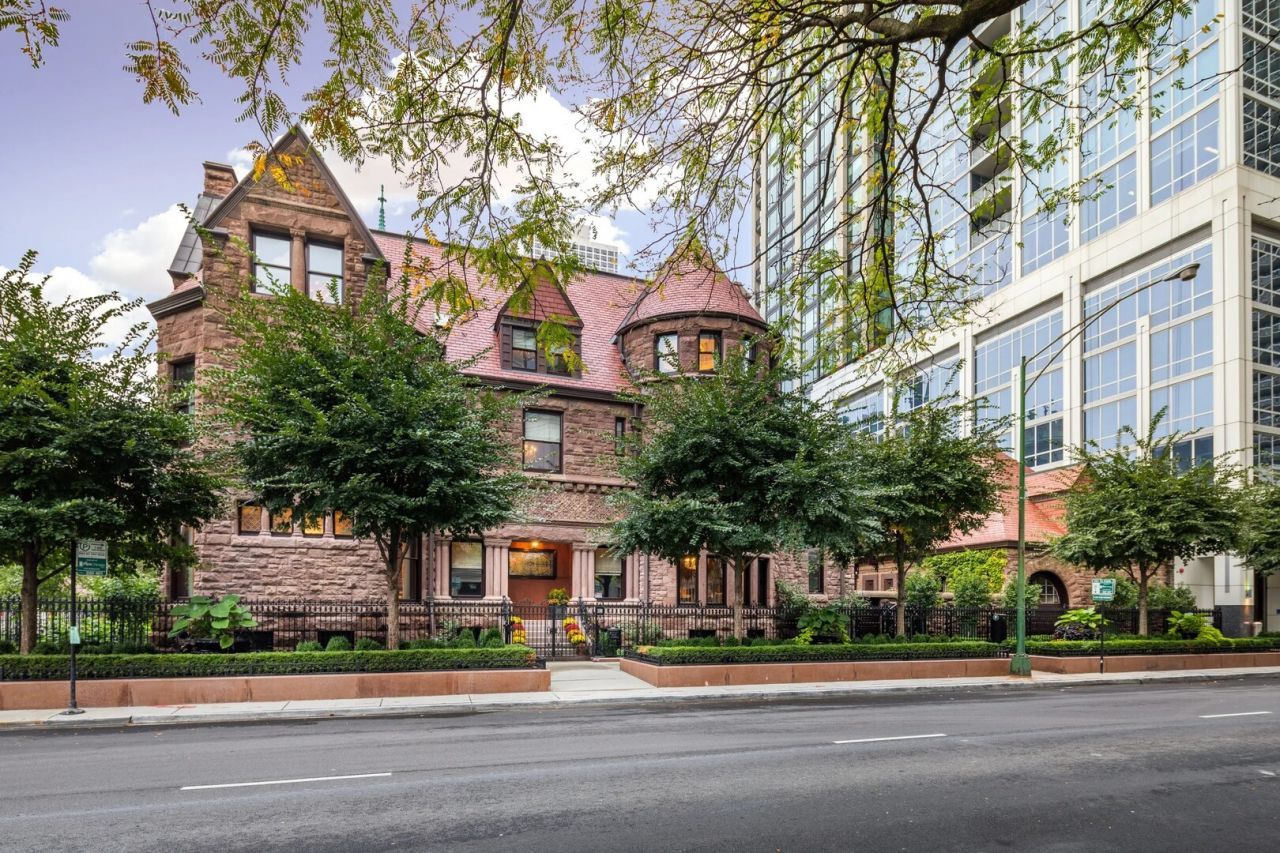 915 N DEARBORN Street, Chicago, IL 60610