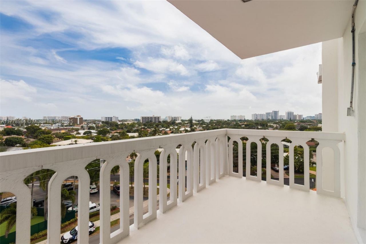 2500 NE 48th Ln, Unit 802, Fort Lauderdale, FL 33308 Photo