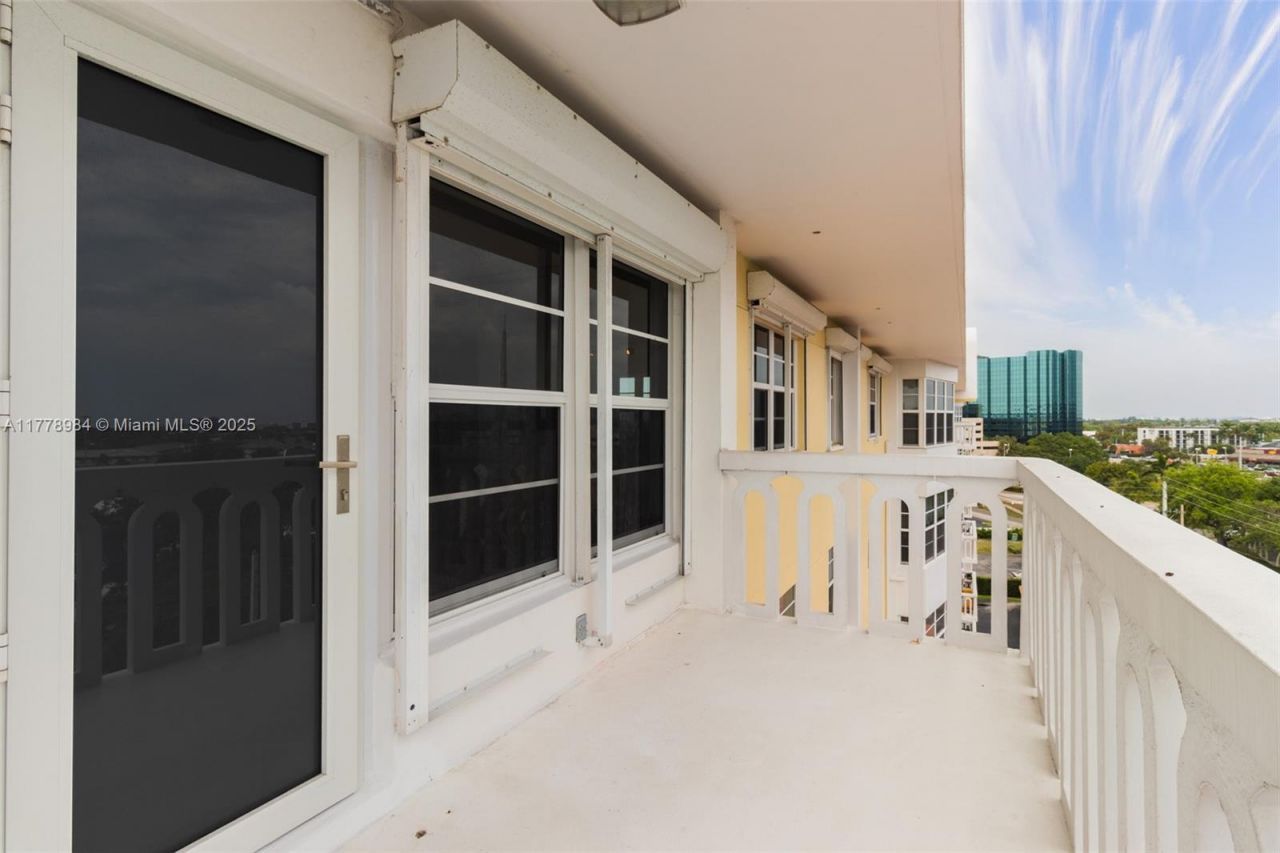 2500 NE 48th Ln, Unit 802, Fort Lauderdale, FL 33308 Photo