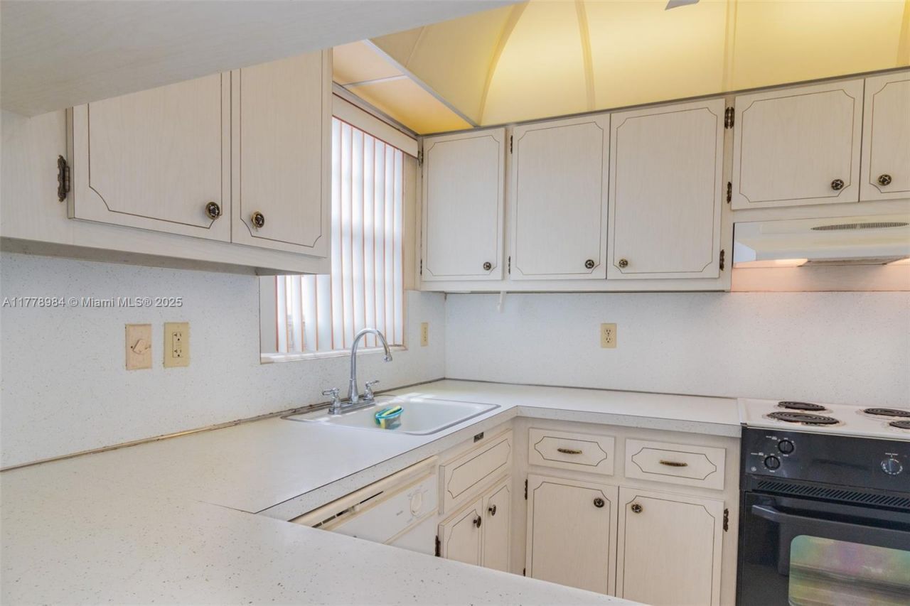 2500 NE 48th Ln, Unit 802, Fort Lauderdale, FL 33308 Photo