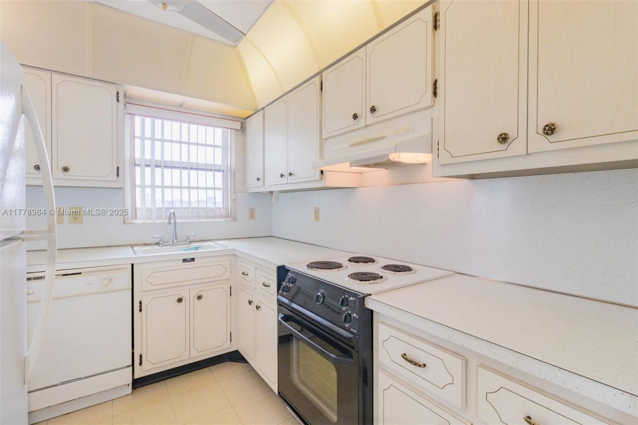 2500 NE 48th Ln, Unit 802, Fort Lauderdale, FL 33308 Photo