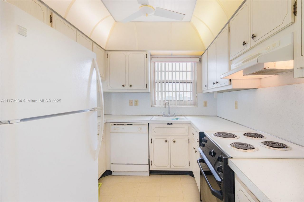 2500 NE 48th Ln, Unit 802, Fort Lauderdale, FL 33308 Photo