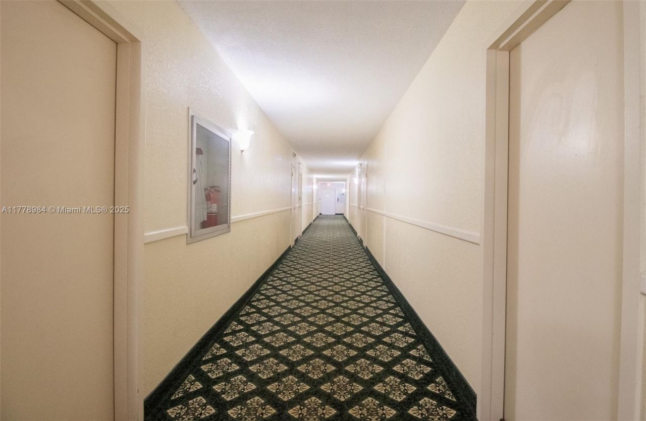 2500 NE 48th Ln, Unit 802, Fort Lauderdale, FL 33308 Photo