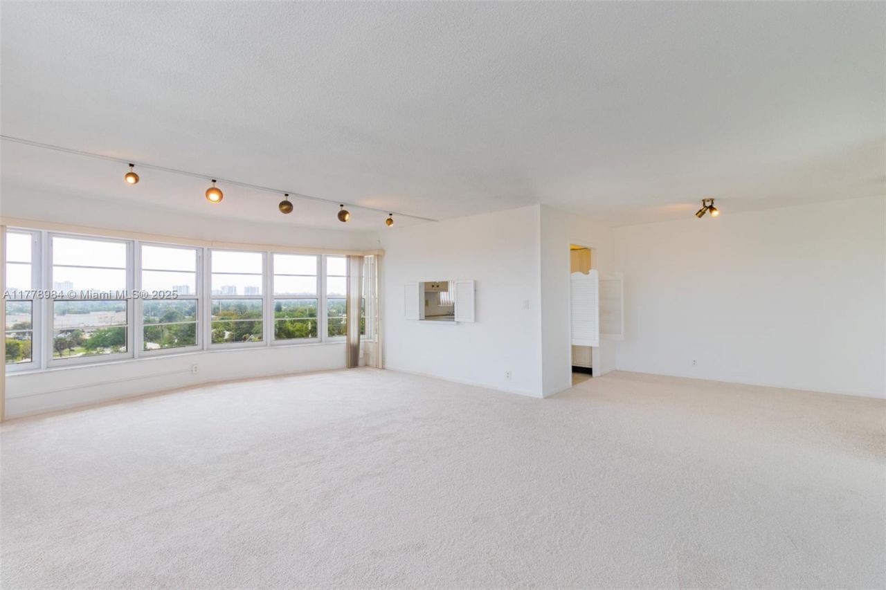 2500 NE 48th Ln, Unit 802, Fort Lauderdale, FL 33308 Photo