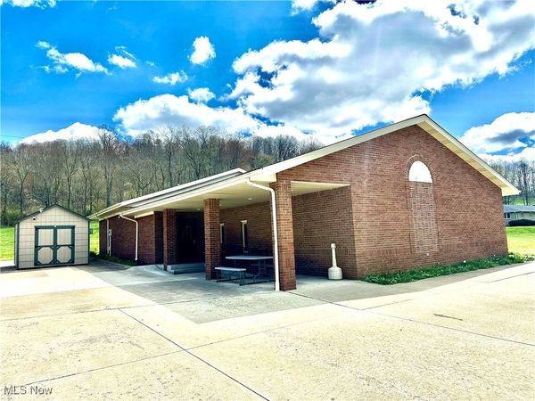 7041 State Route 800 SE, Uhrichsville, OH 44683