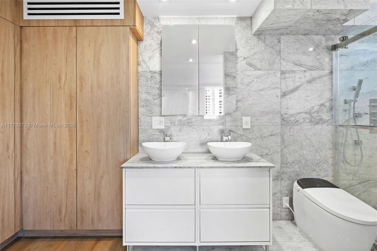 1658 Bay Rd, Unit 504, Miami Beach, FL 33139 Photo