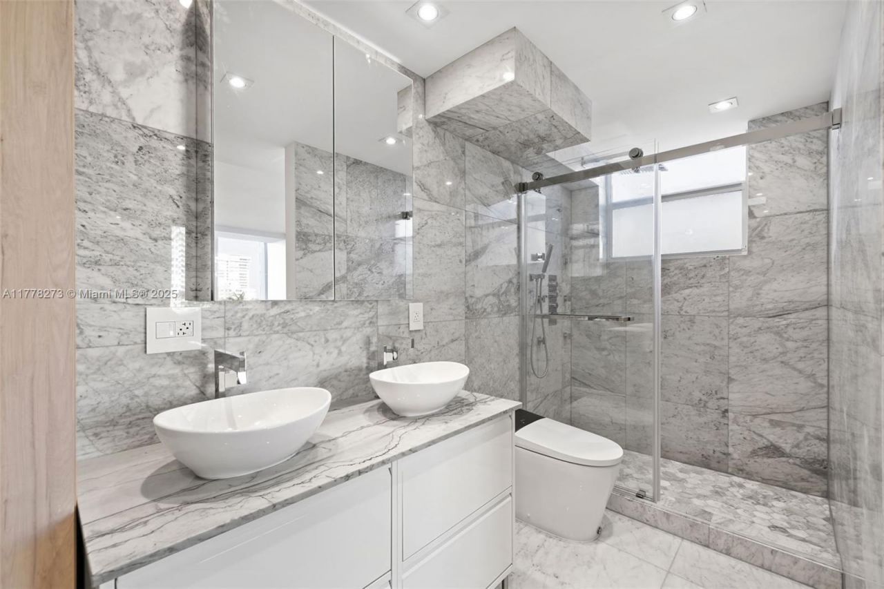 1658 Bay Rd, Unit 504, Miami Beach, FL 33139 Photo