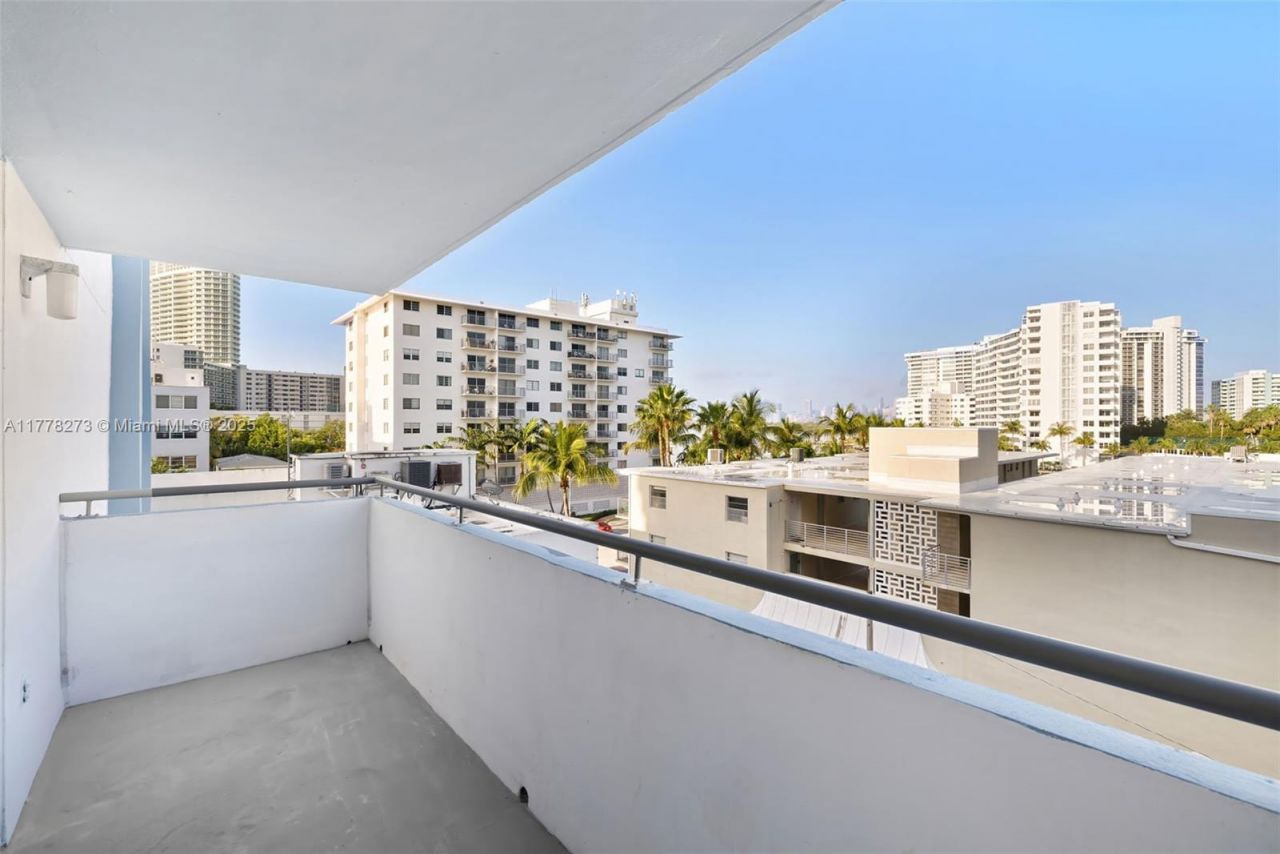1658 Bay Rd, Unit 504, Miami Beach, FL 33139 Photo