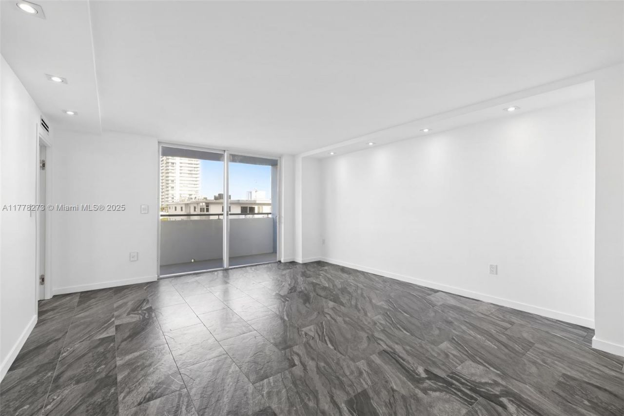 1658 Bay Rd, Unit 504, Miami Beach, FL 33139 Photo