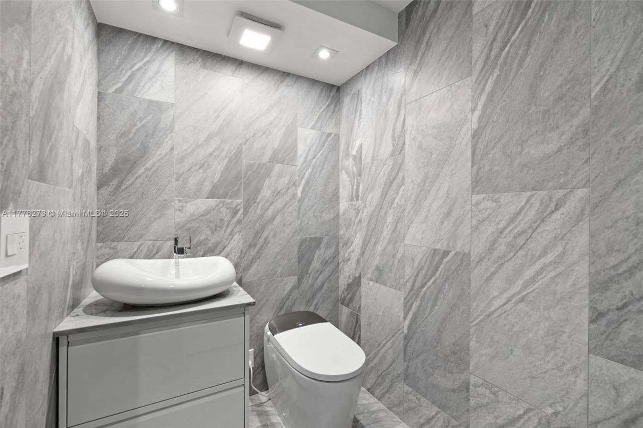 1658 Bay Rd, Unit 504, Miami Beach, FL 33139 Photo