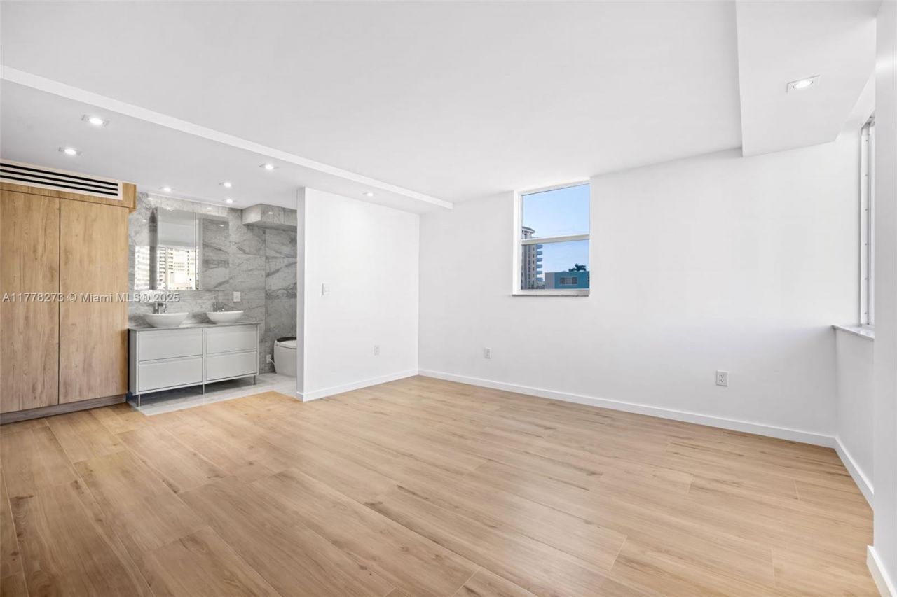 1658 Bay Rd, Unit 504, Miami Beach, FL 33139 Photo