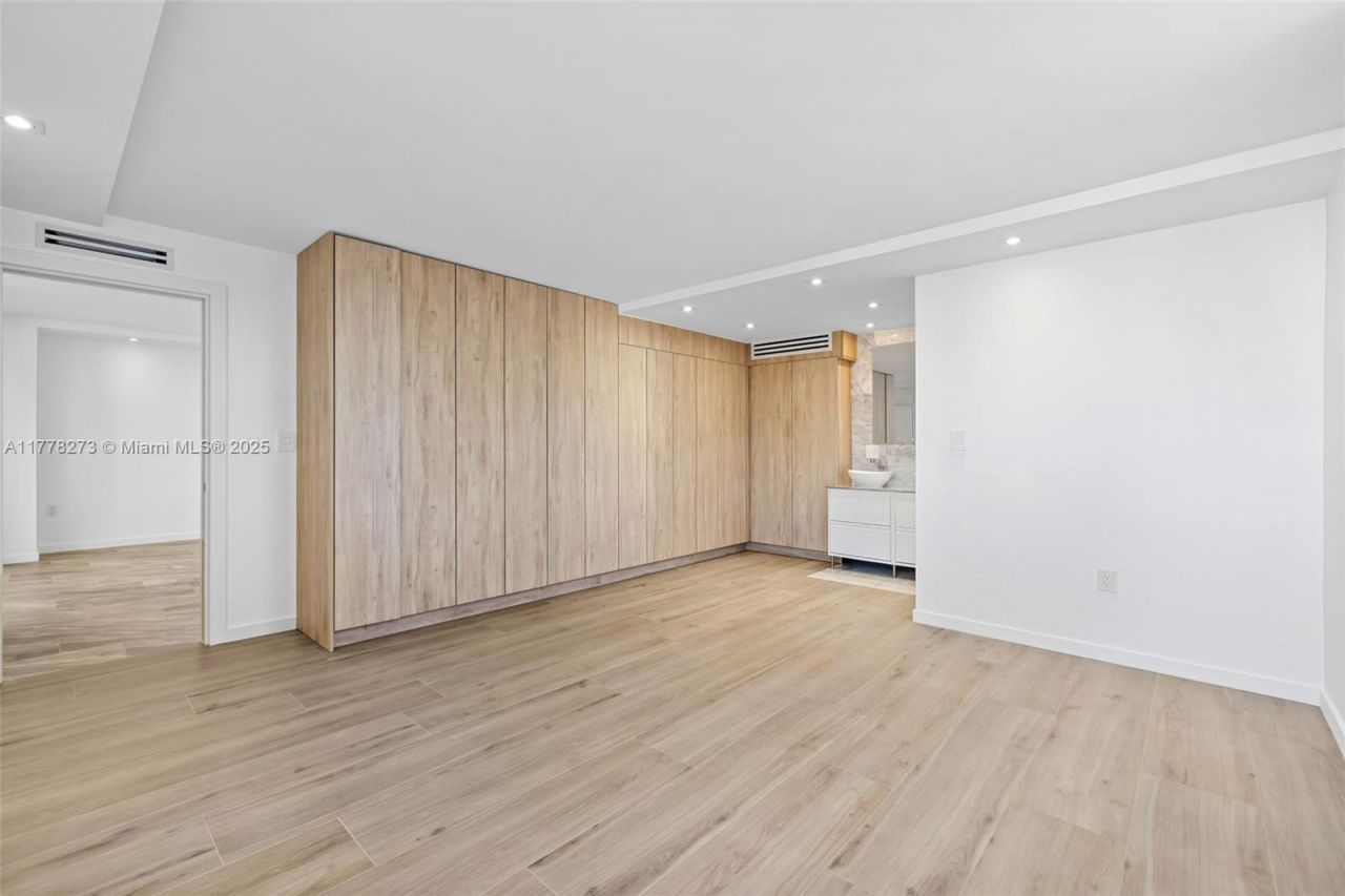 1658 Bay Rd, Unit 504, Miami Beach, FL 33139 Photo