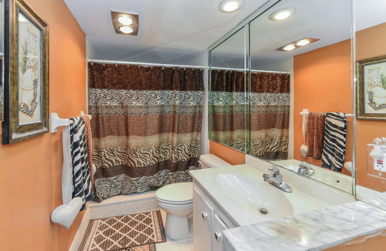 3960 Oaks Clubhouse Drive, Unit 209, Pompano Beach, FL 33069 Photo