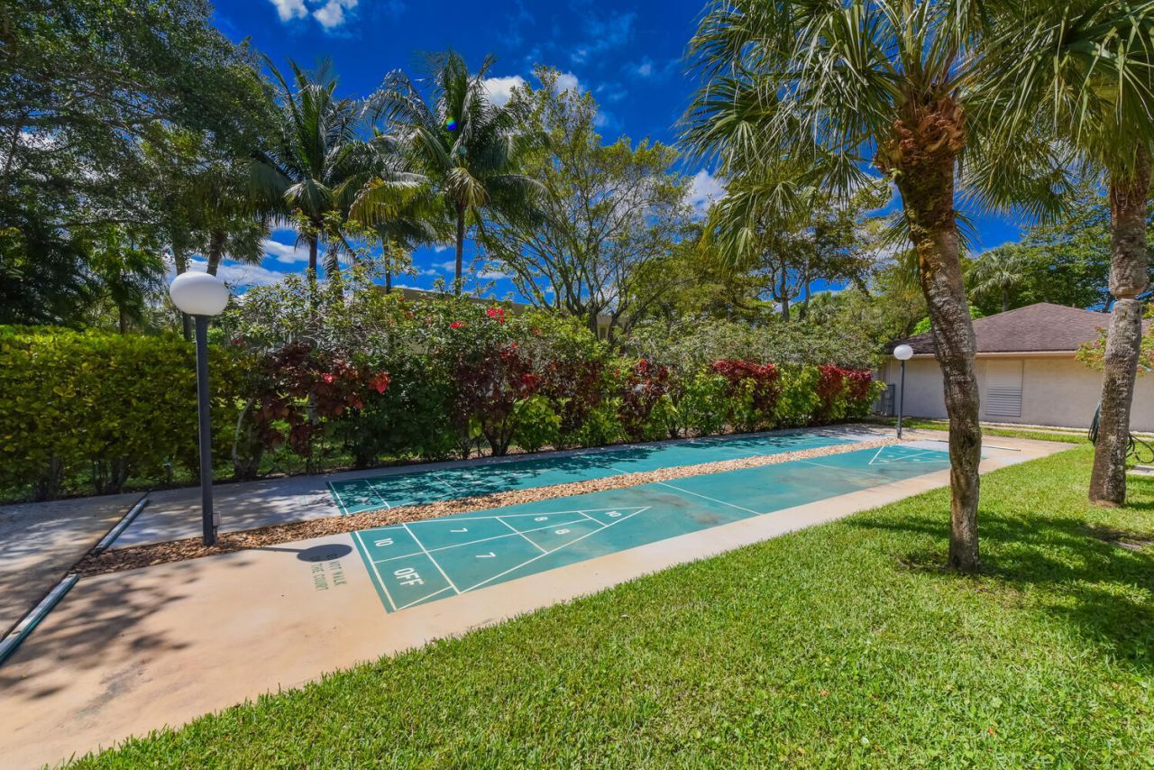 3960 Oaks Clubhouse Drive, Unit 209, Pompano Beach, FL 33069 Photo