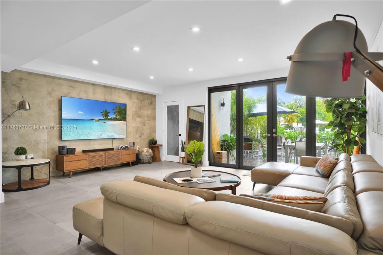 311 Poinciana Dr, Unit 801, Sunny Isles Beach, FL 33160 Photo