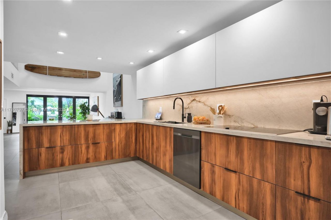 311 Poinciana Dr, Unit 801, Sunny Isles Beach, FL 33160 Photo