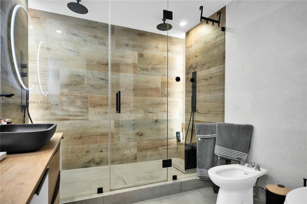 311 Poinciana Dr, Unit 801, Sunny Isles Beach, FL 33160 Photo