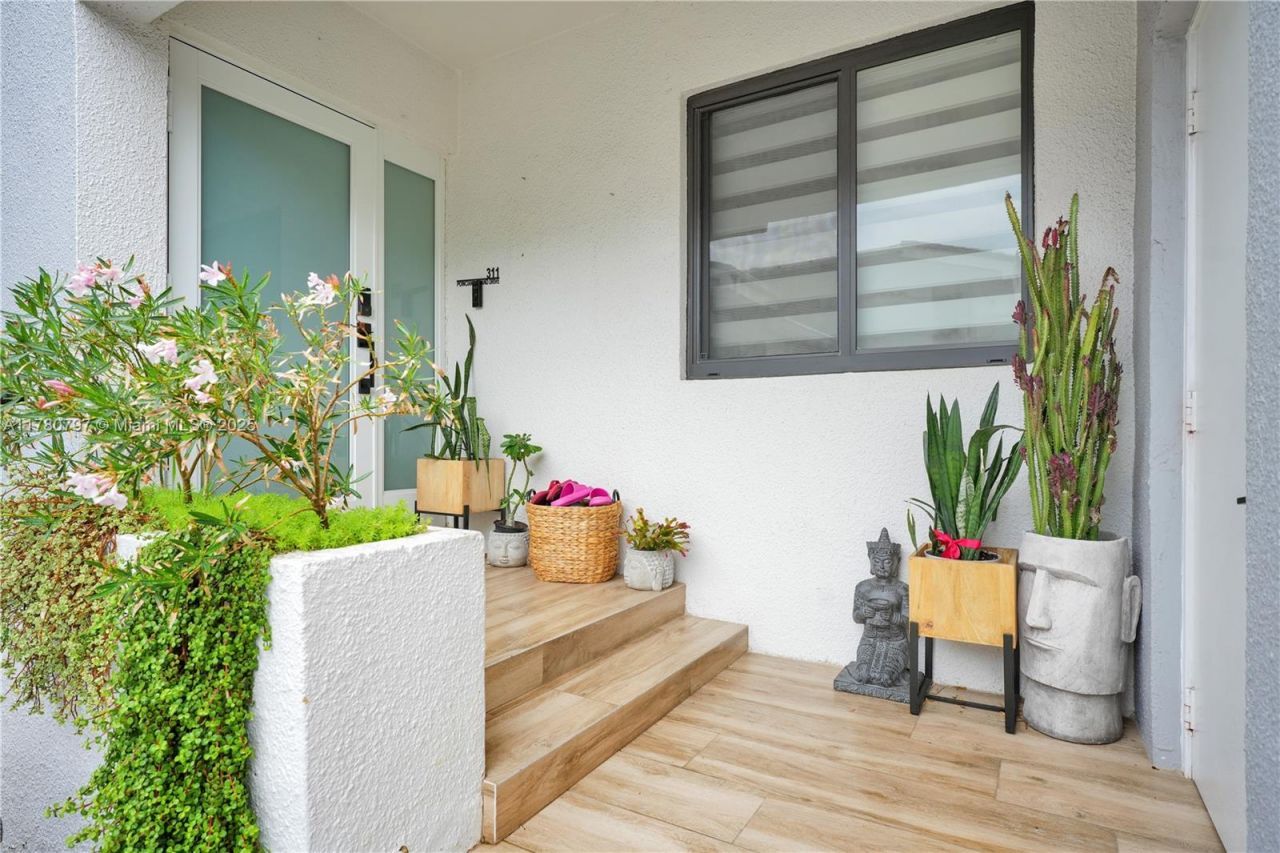 311 Poinciana Dr, Unit 801, Sunny Isles Beach, FL 33160 Photo