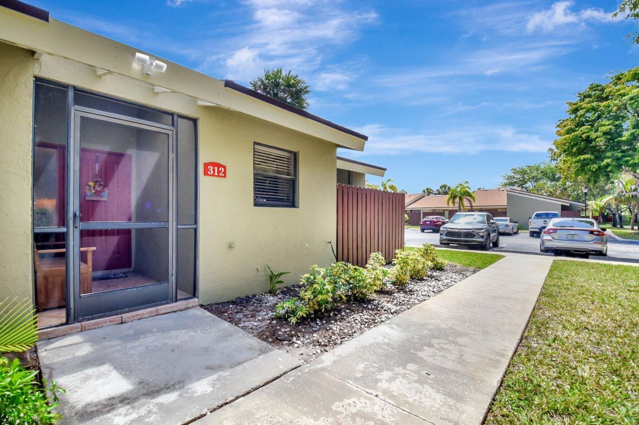 312 Meadows Drive, Boynton Beach, FL 33436 Photo