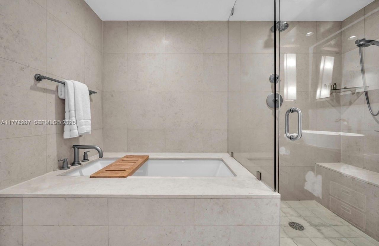 6801 Collins Ave, Unit 717, Miami Beach, FL 33141 Photo