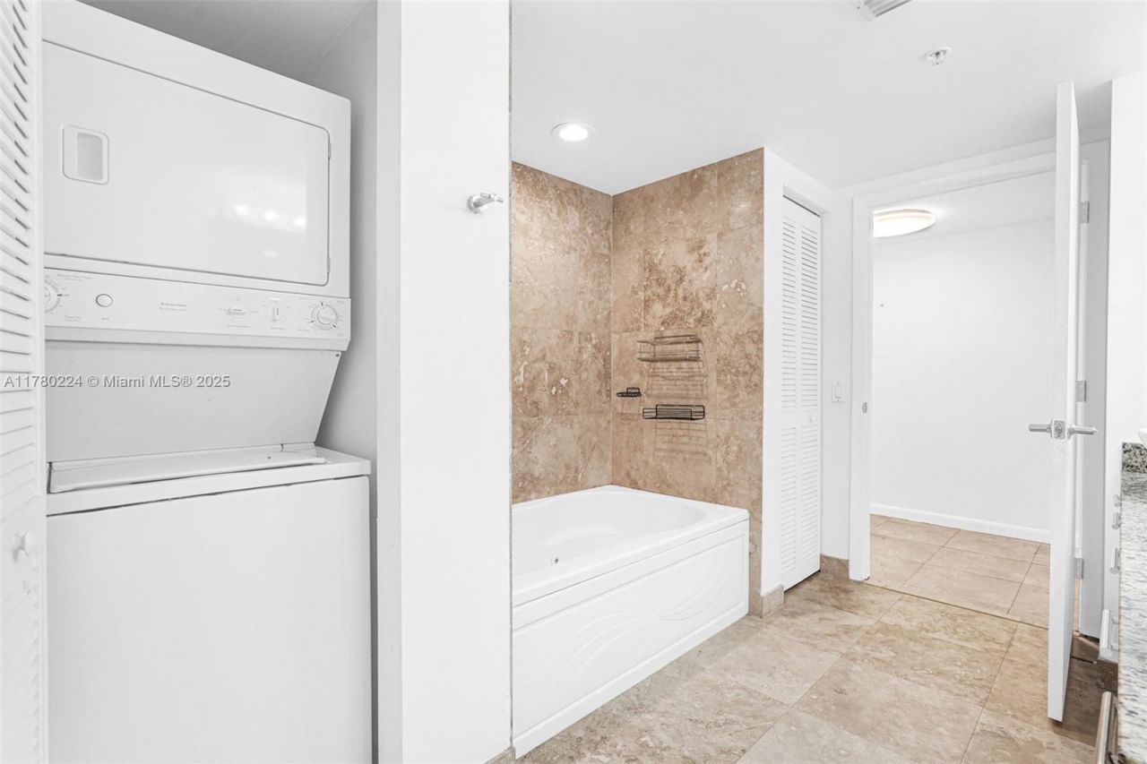 41 SE 5th St, Unit 406, Miami, FL 33131 Photo