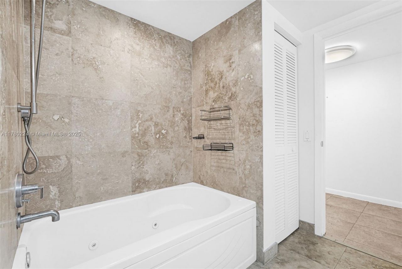 41 SE 5th St, Unit 406, Miami, FL 33131 Photo