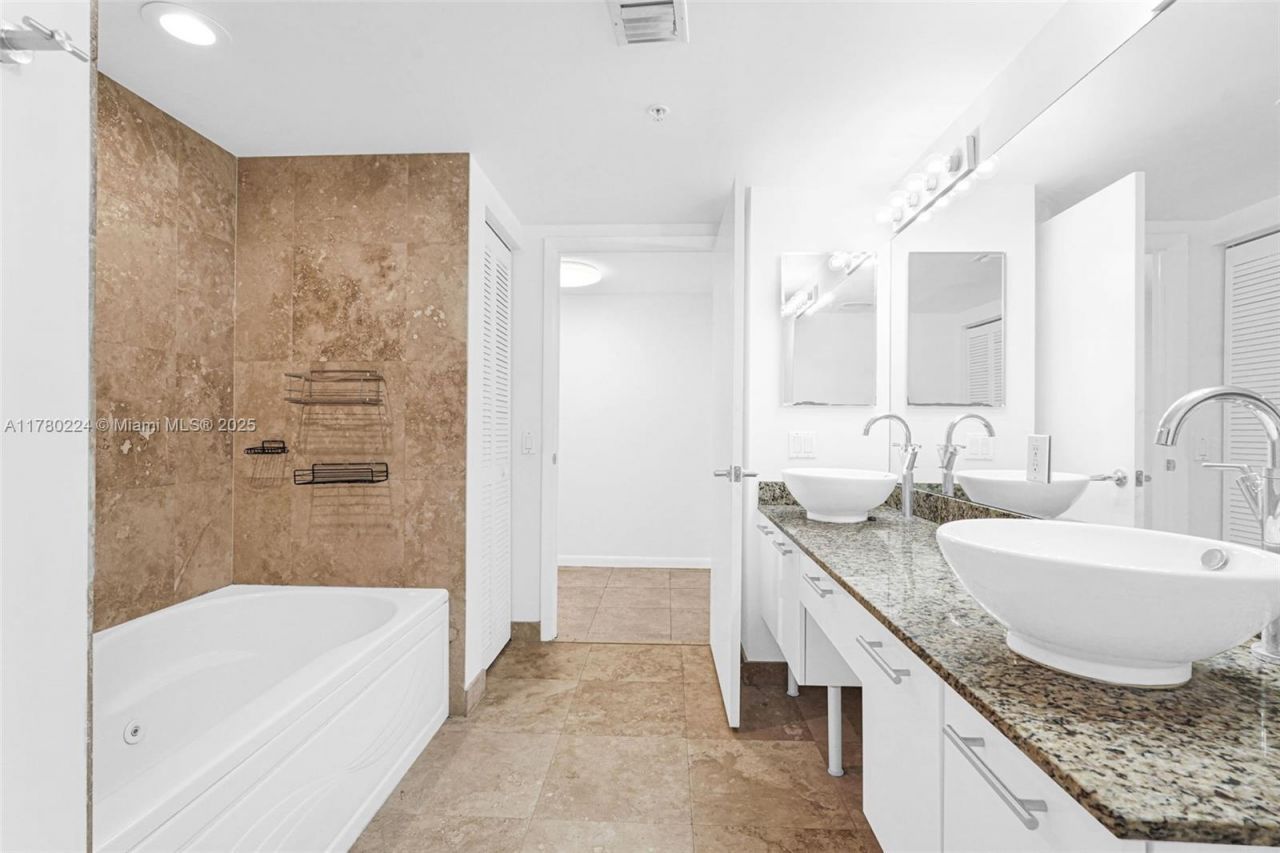 41 SE 5th St, Unit 406, Miami, FL 33131 Photo