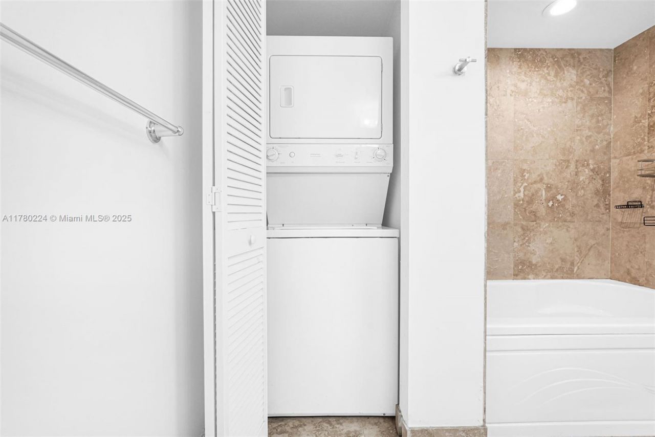 41 SE 5th St, Unit 406, Miami, FL 33131 Photo