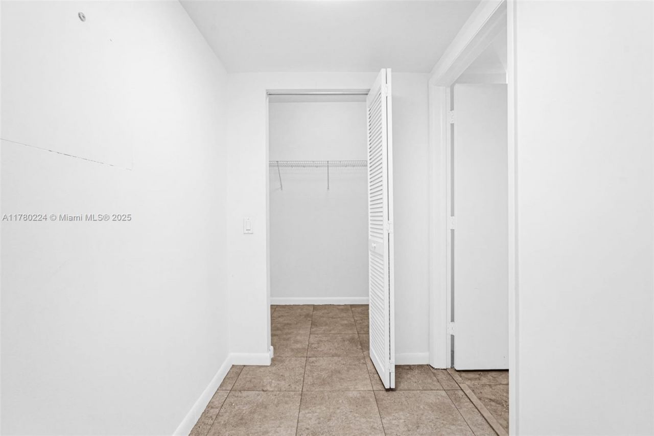 41 SE 5th St, Unit 406, Miami, FL 33131 Photo