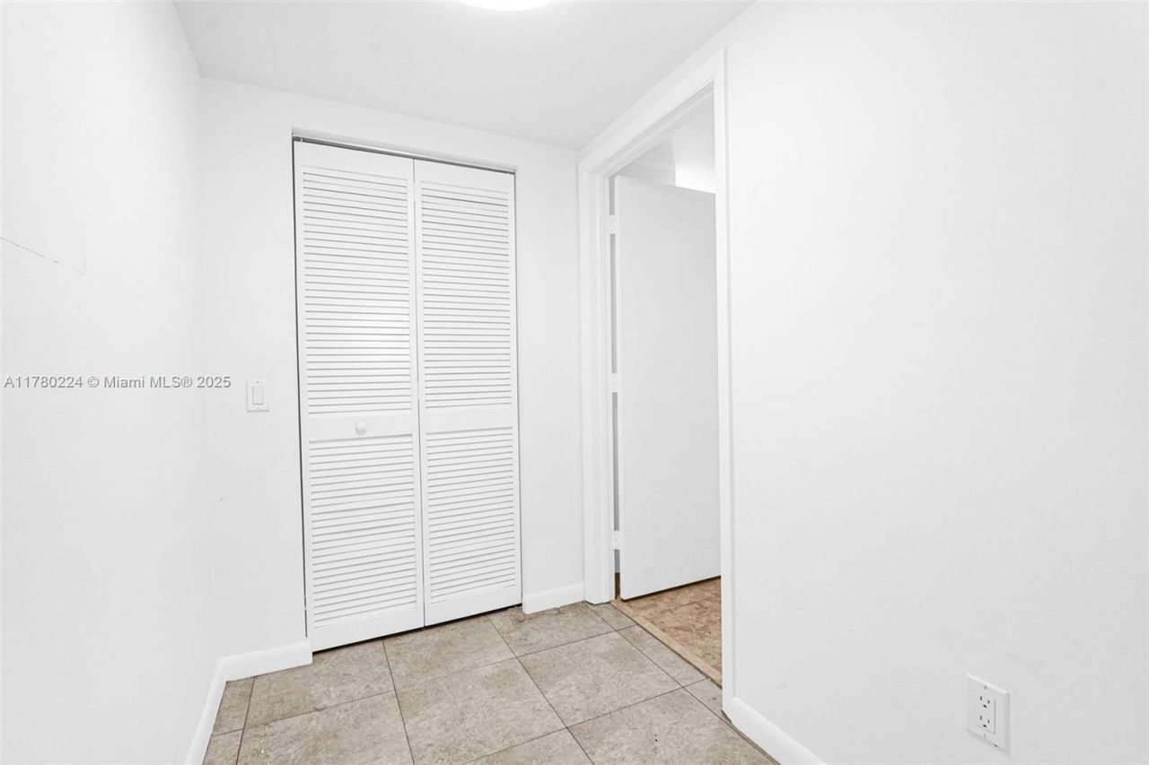 41 SE 5th St, Unit 406, Miami, FL 33131 Photo
