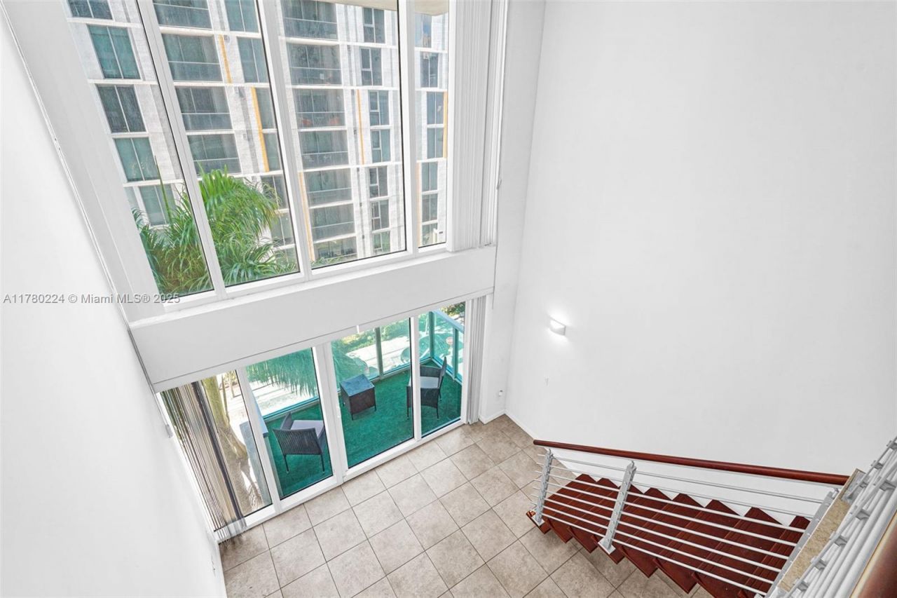 41 SE 5th St, Unit 406, Miami, FL 33131 Photo