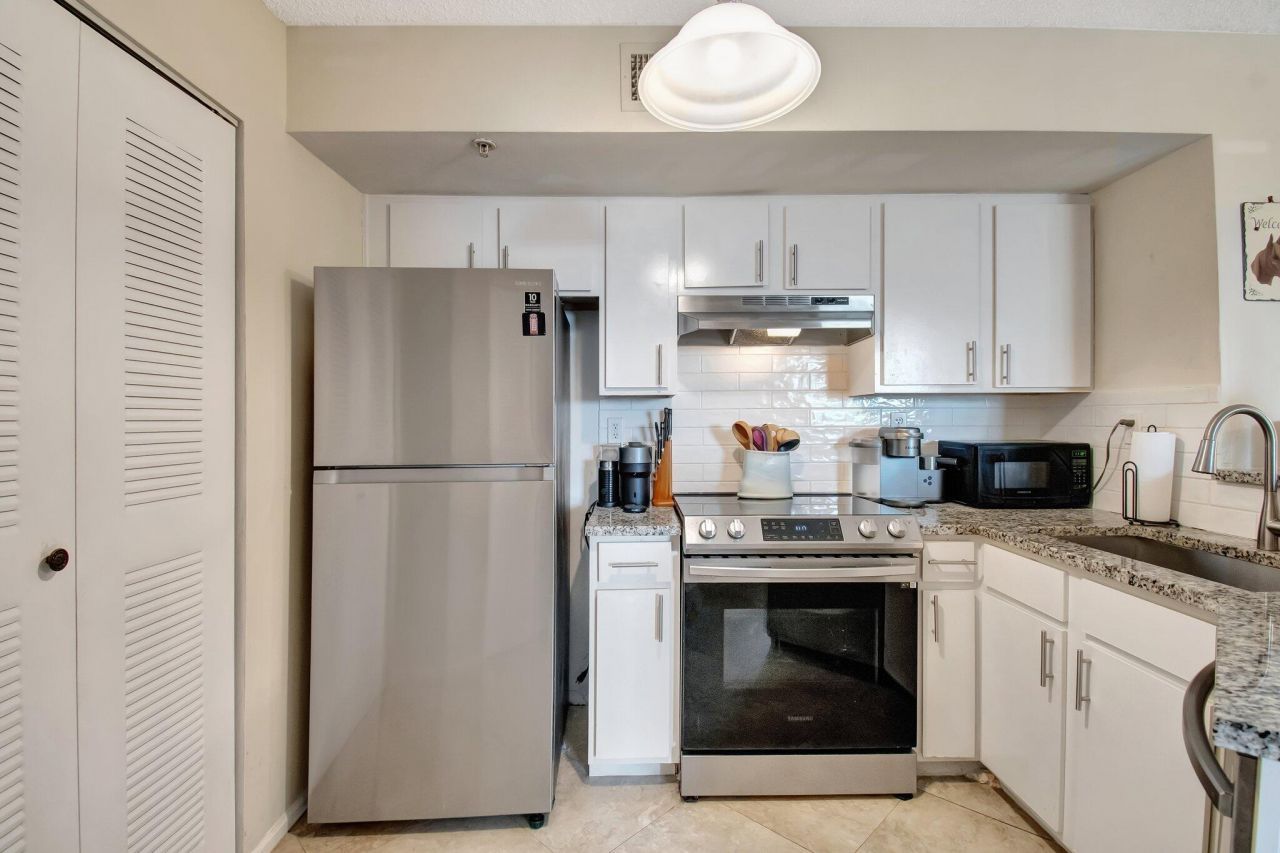 1000 Scotia Drive, Unit 204, Hypoluxo, FL 33462 Photo