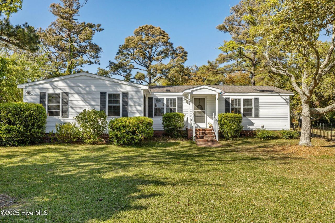 169 Nelson Street, Harkers Island, NC 28531 Main Photo
