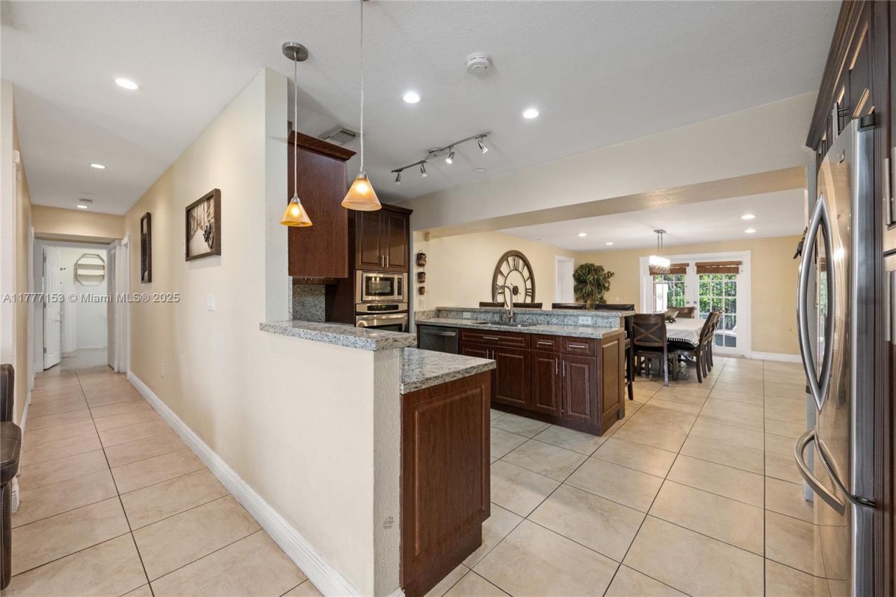 11210 SW 47th Ter, Miami, FL 33165 Photo