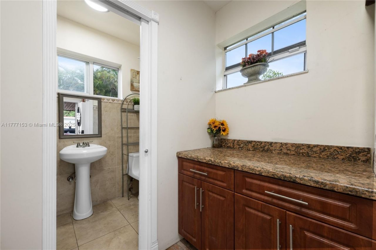 11210 SW 47th Ter, Miami, FL 33165 Photo