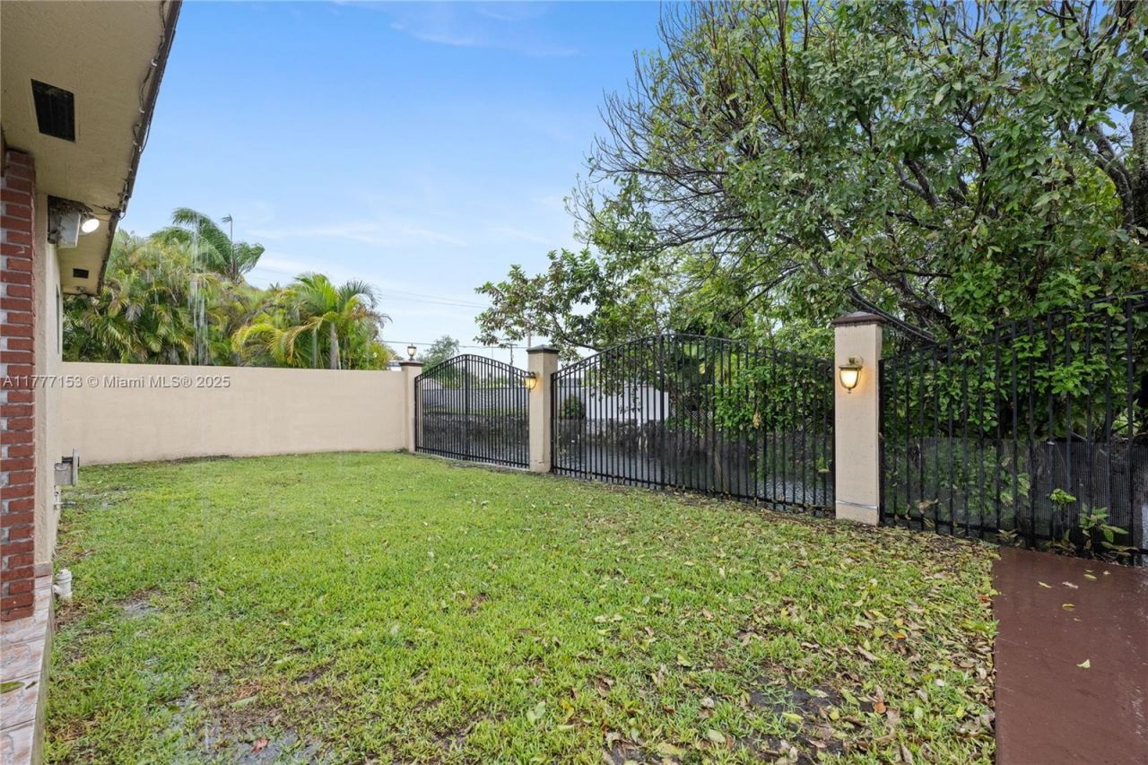 11210 SW 47th Ter, Miami, FL 33165 Photo