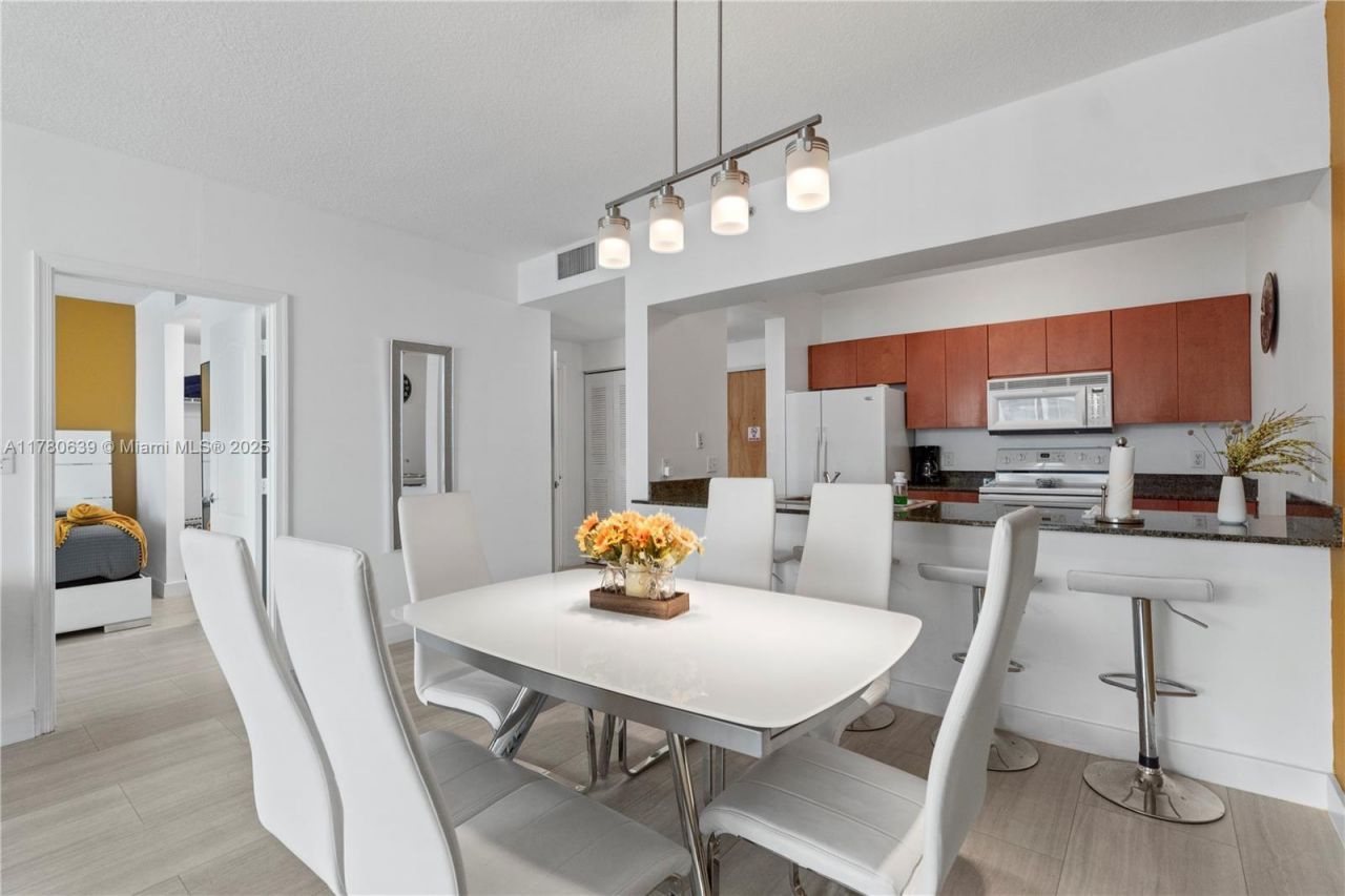 1200 Brickell Bay Dr, Unit PH 4218, Miami, FL 33131 Photo