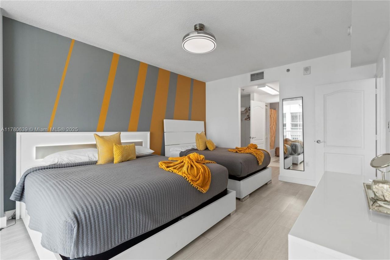 1200 Brickell Bay Dr, Unit PH 4218, Miami, FL 33131 Photo