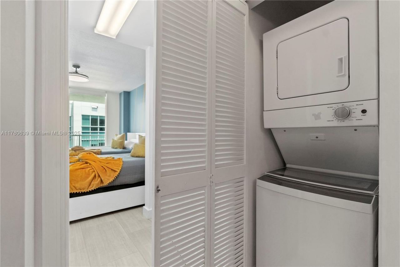 1200 Brickell Bay Dr, Unit PH 4218, Miami, FL 33131 Photo