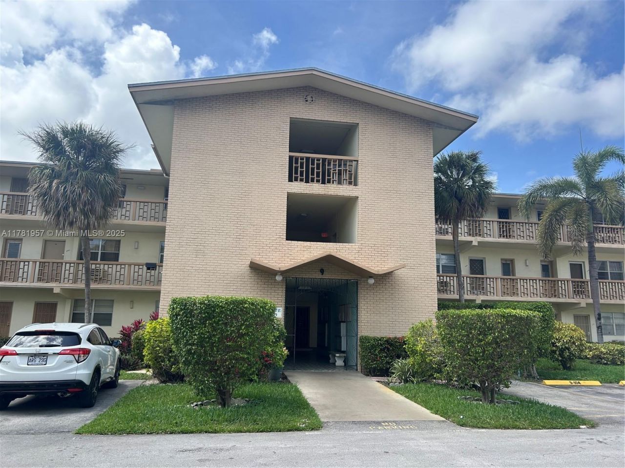 1355 NE 167th St, Unit 307, Miami, FL 33162 Photo