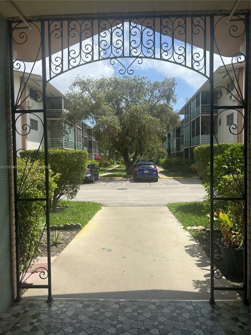 1355 NE 167th St, Unit 307, Miami, FL 33162 Photo