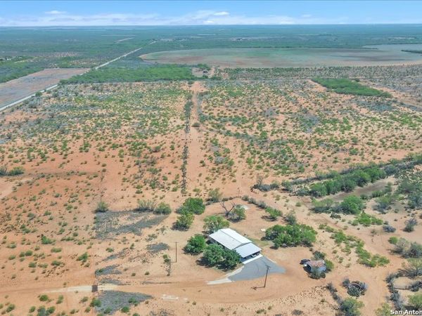 1582 County Road 3700, Dilley, TX 78017