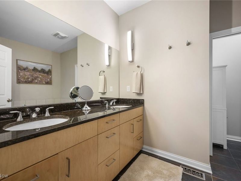 1451 Lindazzo Avenue, Cleveland, OH 44114 Photo 22