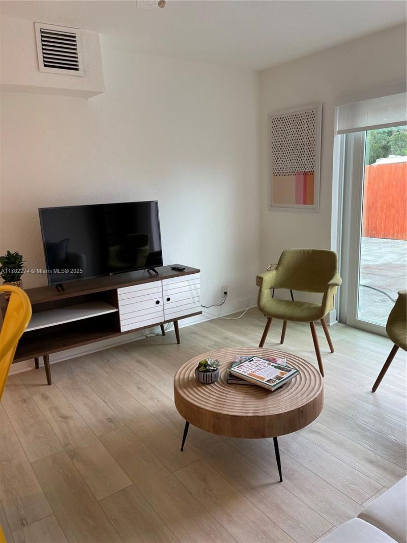 1560 NE 145th St, Unit 2, Miami, FL 33161 Photo