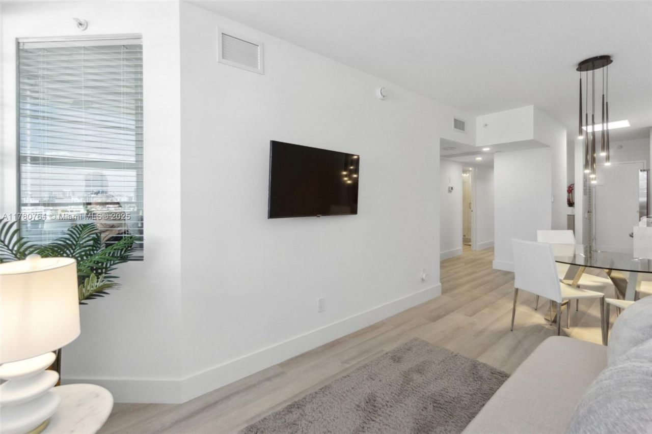 100 Lincoln Rd, Unit 1218, Miami Beach, FL 33139 Photo