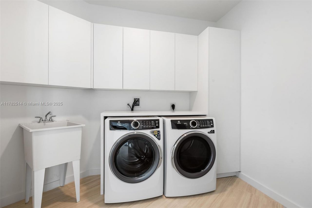 851 NE 1st Ave, Unit PH 5500, Miami, FL 33132 Photo