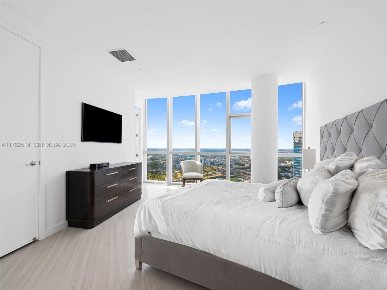 851 NE 1st Ave, Unit PH 5500, Miami, FL 33132 Photo