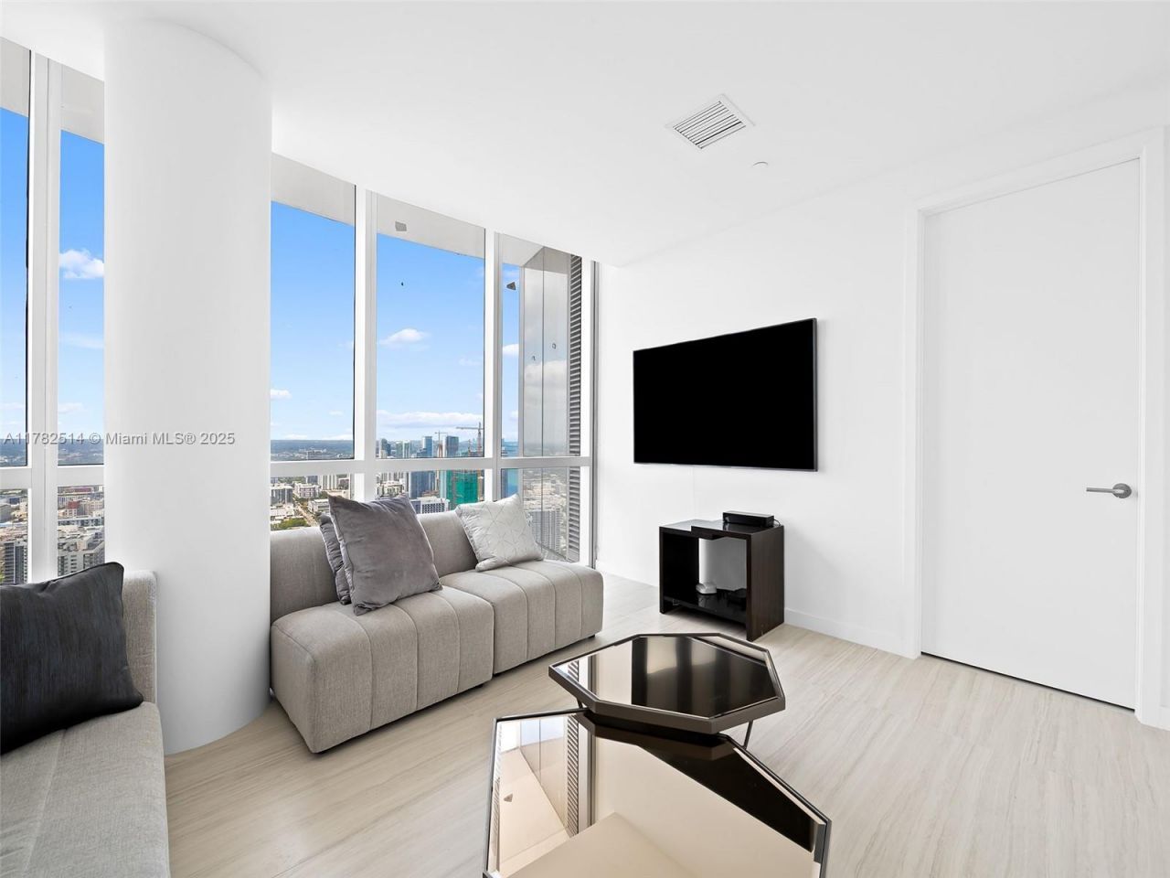 851 NE 1st Ave, Unit PH 5500, Miami, FL 33132 Photo