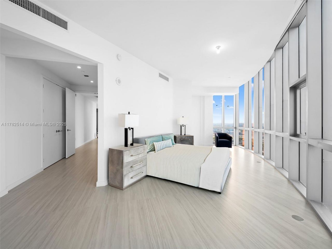 851 NE 1st Ave, Unit PH 5500, Miami, FL 33132 Photo